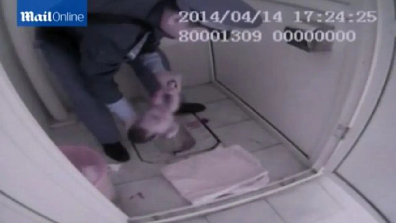 Momen Dramatis Evakuasi Bayi 'Merah' dari Toilet