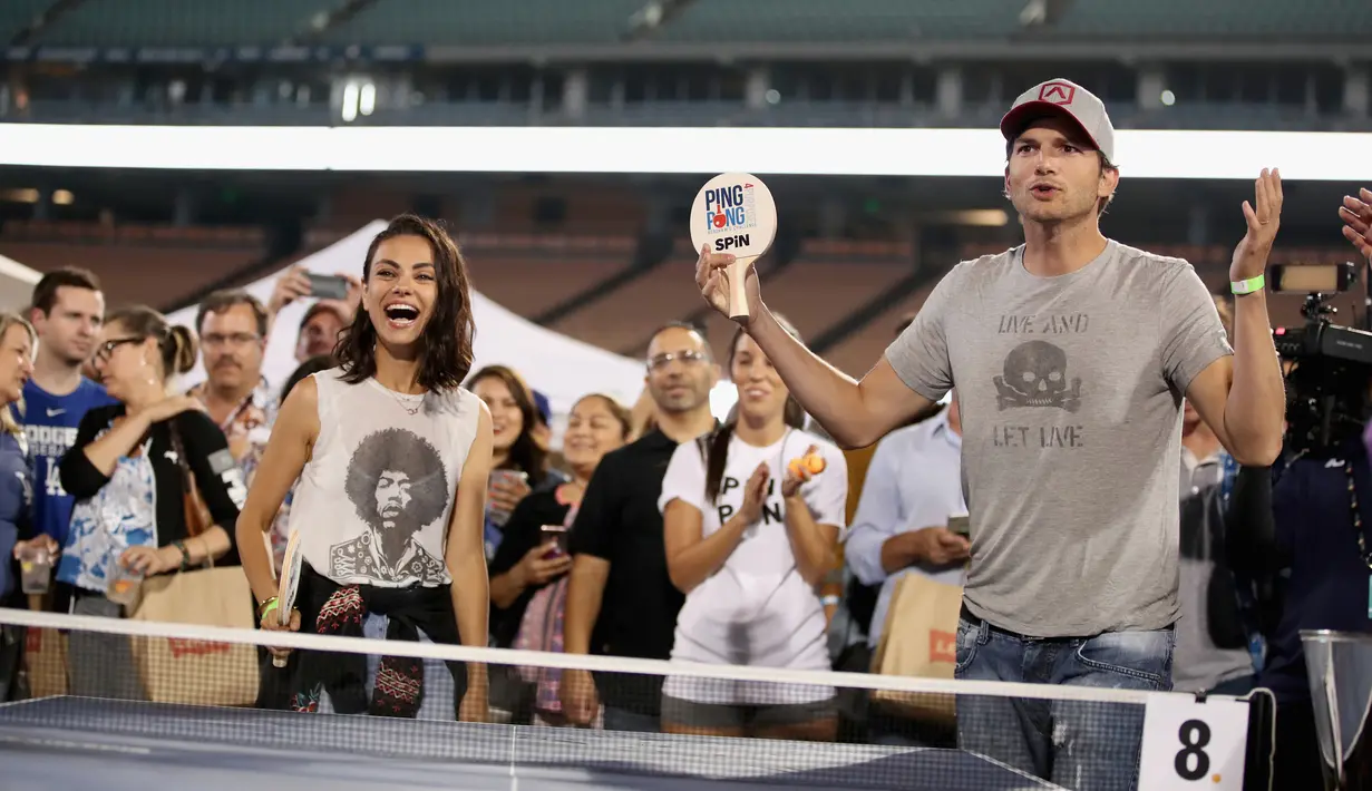 Ekspresi pasangan selebriti, Mila Kunis (kiri) dan Ashton Kutcher (kanan) saat bermain pingpong di acara tahunan ke-6 dari Clayton Kershaw, Ping Pong 4 Purpose, Los Angeles, Amerika Serikat, Kamis (23/8). (CHRISTOPHER POLK/GETTY IMAGES NORTH AMERICA/AFP)
