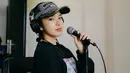 Momen Lyodra, Tiara dan Ziva persiapan jelang Konser Super Diva ini juga berhasil bikin netizen penasaran dengan lagu apa yang mereka bawakan saat latihan. Di kesempatan ini, Tiara tampil kasual dengan kaus hitam panjang serta topi sambil memegang mic. (Liputan6.com/IG/@superdiva.official)