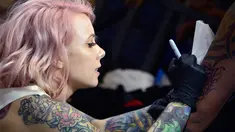 Seniman Megan Massacre membuat tato saat berpartisipasi dalam "New York Ink" di edisi 5 Konvensi Internasional Paradise Tatto, di San Antonio de Belen, San Jose, (8/5). Lebih dari 300 seniman tato berpartisipasi di acara ini.(AFP PHOTO/Ezequiel Becerra)