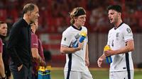 Manajer Timnas Inggris Thomas Tuchel (paling kiri) pada laga kontra Serbia di mana Tiga Singa menang 5-0. (OLIVER BUNIC / AFP)
