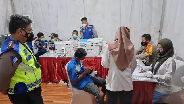Pemudk Naik Truk Sepeda Motor DI Test Swab. (Sabtu, 08/05/2021). (Dokumentasi Korlantas Polri).