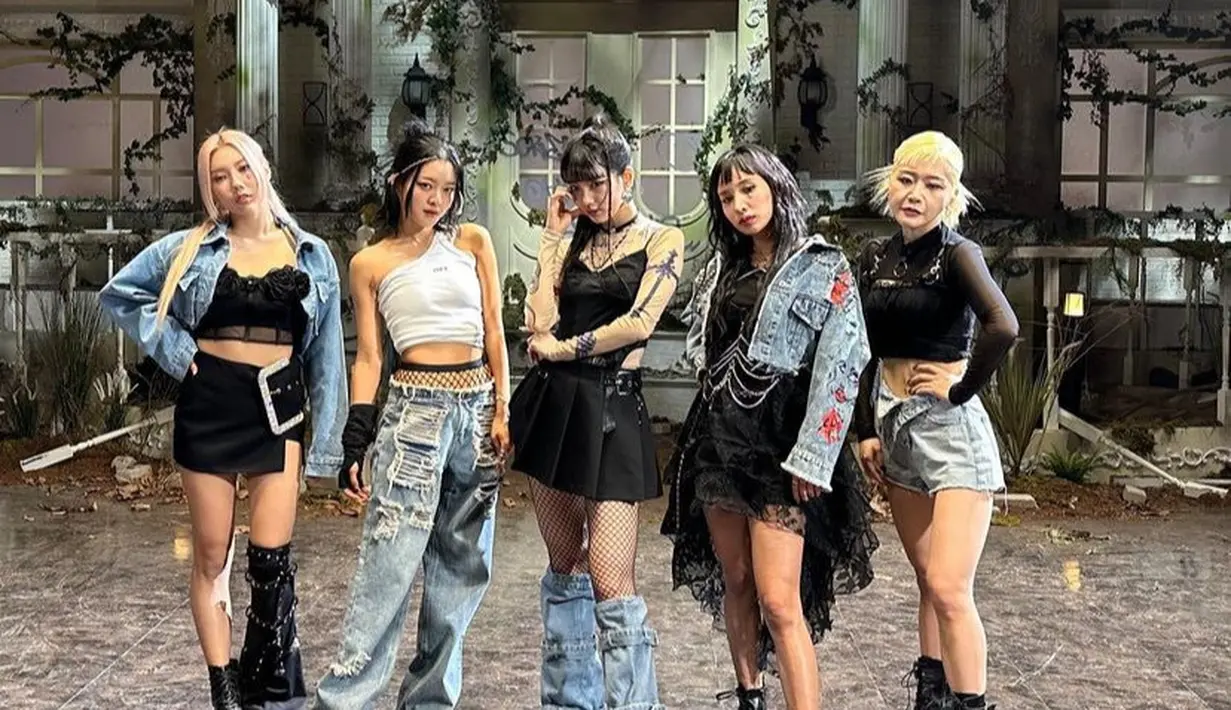 Suzy juga tampil edge dengan atasan spaghetti strap dan rok hitam serta knee shock denim. [@skuukzky]