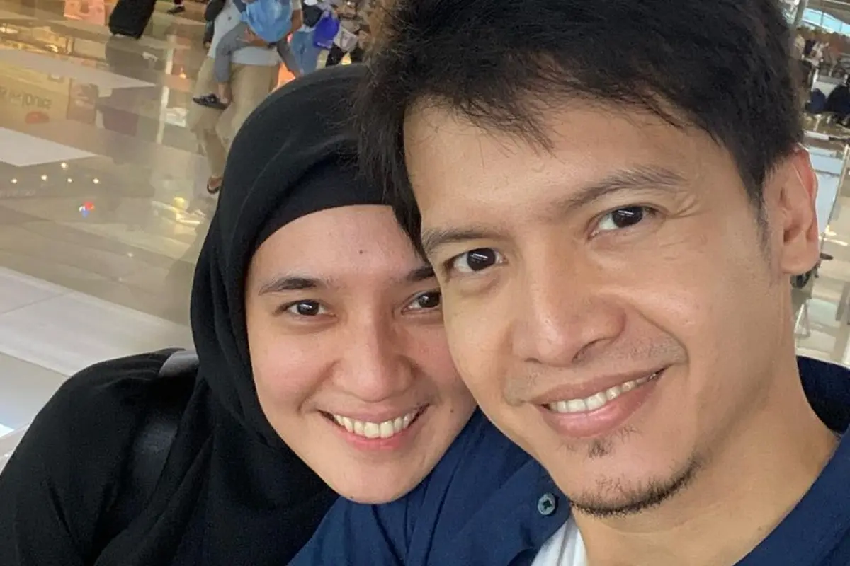 Momen Manis Dimas Seto Antar Dhini Aminarti Berangkat Umrah, Selalu Menemani