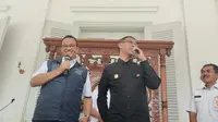 Gubernur DKI Jakarta Anies Baswedan menerima kedatangan Pj Gubernur Heru Budi Hartono, Rabu (12/10/2022). (Liputan6.com/ Winda Nelfira)