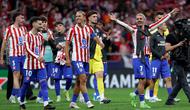 Penyerang Atletico Madrid asal Prancis, Antoine Griezmann (kedua kanan) bersama rekan-rekan setimnya merayakan kemenangan di akhir pertandingan leg kedua perempat final Liga Champions 2025/2026 melawan FC Barcelona di Stadion Metropolitano, Madrid pada Selasa 14 April 2026 waktu setempat atau Rabu (15/4/2026) dini hari WIB. tletico Madrid sukses melangkah ke semifinal Liga Champions 2025/2026. (Thomas COEX/AFP)