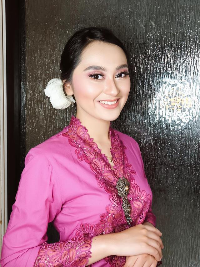 Pesinden di One Man Show, In 6 Pesona Memes Prameswari saat Pakai Kebaya