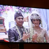 Setelah ijab qabul diucapkan dan dinyatakan resmi pernikahannya, Anissa pun datang dengan mengenakan kebaya berwarna keemasan dan mahkota di kepalanya. Tampak cantik dan anggun. (Nurwahyunan/Bintang.com)