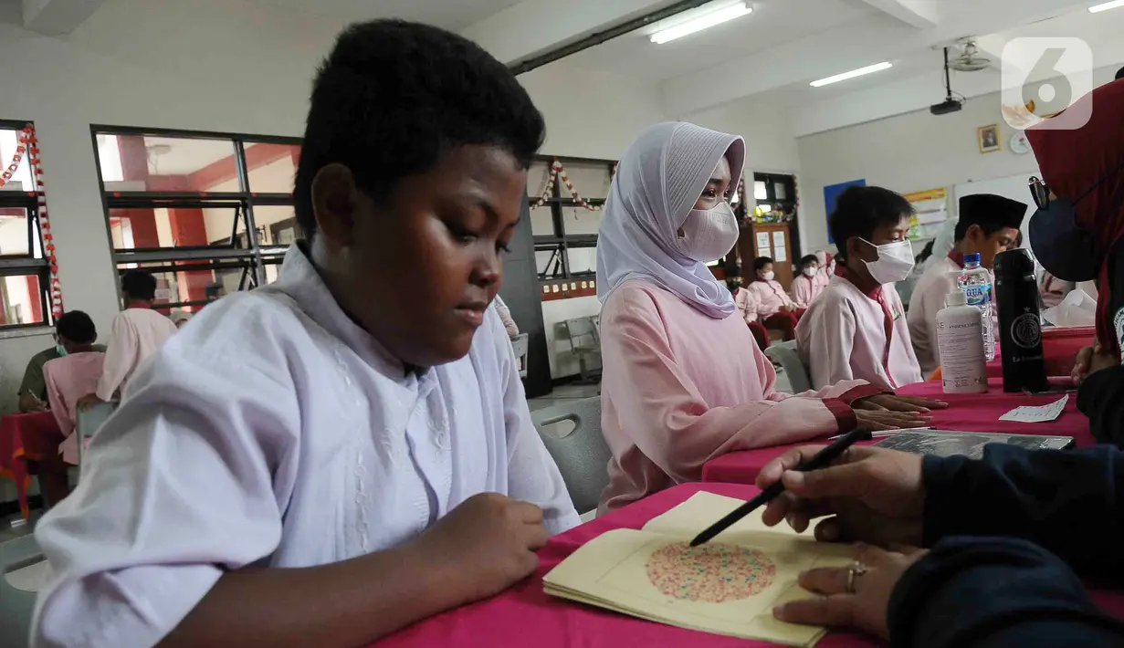 Ikatan Dokter Anak Indonesia (IDAI) mengatakan polusi udara yang buruk ikut memfasilitasi kasus ISPA pada anak. IDAI menyebut polusi udara sebagai "pembunuh senyap" yang risikonya mematikan, dan harus ditangani dari sumbernya. (merdeka.com/Imam Buhori)