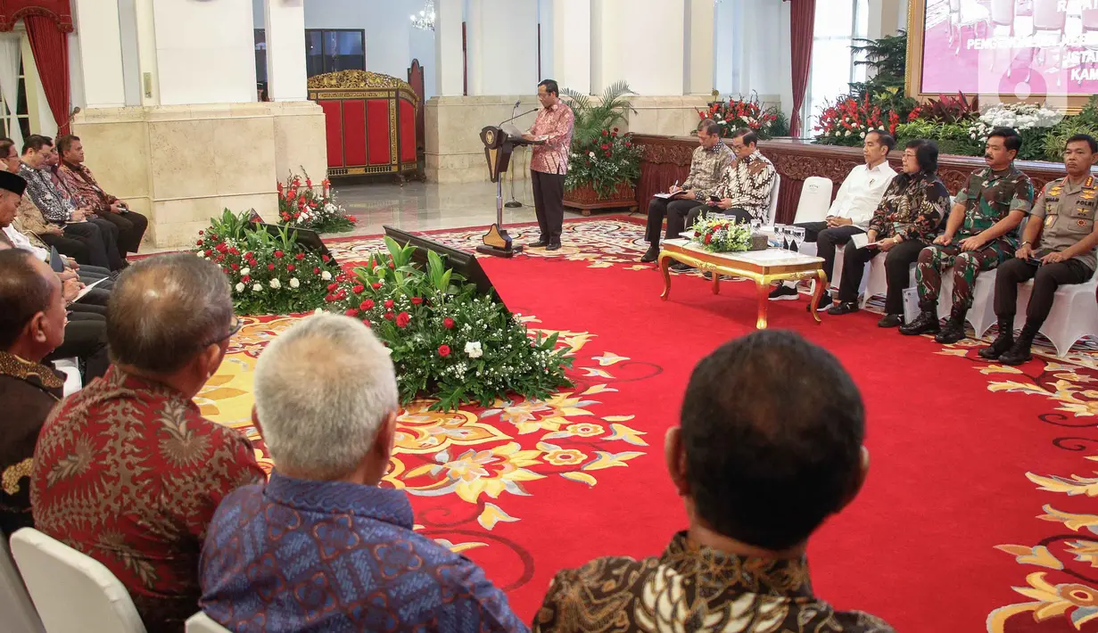 Menko Polhukam Mahfud Md memberikan paparan kepada para peserta Rapat Koordinasi Nasional Kebakaran Hutan dan Lahan 2020 di Istana Negara, Jakarta, Kamis (6/2/2020). Mahfud Md mengklaim luas kebakaran hutan pada 2019 berkurang hingga 1,5 juta hektare dibanding pada 2015. (Liputan6.com/Faizal Fanani)