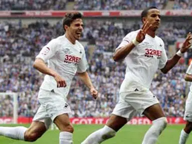 Winger Swansea City Scott Sinclair (tengah) mencetak hat-trick saat menundukkan Reading 4-2 pada final play-off promosi championship di Wembley Stadium, 30 Mei 2011. AFP PHOTO/ADRIAN DENNIS