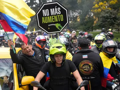 Pengendara sepeda motor menggelar pawai memprotes kenaikan harga bahan bakar minya (BBM) di Bogota, Kolombia, Senin (28/8/2023). (AP Photo/Fernando Vergara)