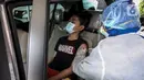 Warga menerima vaksinasi COVID-19 secara drive-thru di Jalan Duri Raya, Jakarta Barat, Kamis (8/7/2021). Yayasan Cinta anak Bangsa (YACB) Fondation menggelar vaksinasi COVID-19 secara drive-thru dengan menargetkan 800 hingga 1.000 warga ikut vaksinasi ini. (Liputan6.com/Johan Tallo)