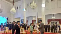 Presiden Joko Widodo atau Jokowi menganugerahkan gelar pahlawan nasional kepada enam tokoh yang dianggap berjasa bagi bangsa dan negara semasa hidupnya. Upacara penganugerahan digelar di Istana Negara Jakarta, Rabu (10/11/2023).
