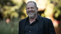 Sedalam-dalamnya bangkai dikubur, baunya pasti akan tercium juga.  Peribahasa itulah yang pantas untuk Harvey Weinstein, lantaran telah menyembunyikan skandal seksnya selama bertahun-tahun (AFP/Valery Hache)