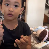 Setelah lama menutup wajah putrinya, Mutia Ayu akhirnya memperlihatkan wajah anaknya.  Berikut beberapa potret Gewa Atlana Syamayim Latuihamallo atau dipanggil Gewa yang sudah makin pintar, menggemaskan. [Youtube/Mutia Ayu]