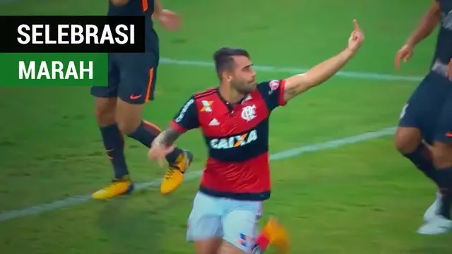 Berita video momen pemain Brasil di klub Flamengo, Felipe Vizeu, selebrasi gol dengan mengacungkan jari tengah ke rekan setimnya saat pertandingan melawan Corinthians di liga.