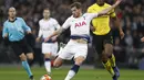 Bek Spurs, Jan Verthongen melepas tembakan pada leg 1, 16 besar Liga Champions yang berlangsung di stadion, Wembley, London, Kamis (14/2). Spurs menang 3-0 atas Borussia Dortmund (AFP/ Adrian Dennis)