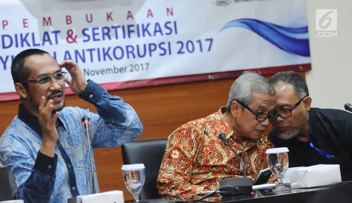 Mantan Ketua KPK, Abraham Samad (kiri) menyampaikan pandangan kepada peserta Diklat & Sertfikasi Penyuluh Antikorupsi di Gedung KPK, Jakarta, Senin (27/11). Acara diikuti diikuti dari berbagai instansi pemerintah. (Liputan6.com/Helmi Fithriansyah)