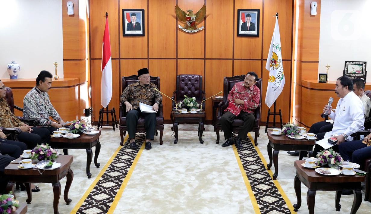 Ketua DPD La Nyalla Mattalitti (kiri) menggelar pertemuan dengan PP Forum Staf Ahli Kepala Daerah (Forskada) se-Indonesia di Gedung Nusantara III, Jakarta, Rabu (9/10/2019). Pertemuan untuk menjalin silaturahmi antara Forskada se-Indonesia dengan DPD. (Liputan6.com/JohanTallo)