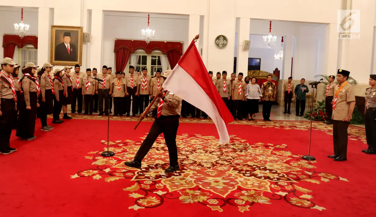 Presiden Joko Widodo (kanan) saat upacara pelepasan Kontingen Gerakan Pramuka Indonesia di Istana Negara, Jakarta, Jumat (19/7/2019). Kontingen Gerakan Pramuka Indonesia mengirimkan 67 peserta untuk menghadiri Jambore Pramuka Dunia XXIV. (Liputan6.com/Angga Yuniar)
