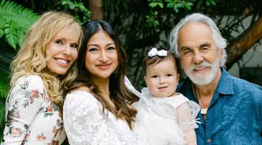 Rahma Azhari dan kedua mertuanya, Tommy Chong dan Shelby Chong. (Instagram @raazharita)