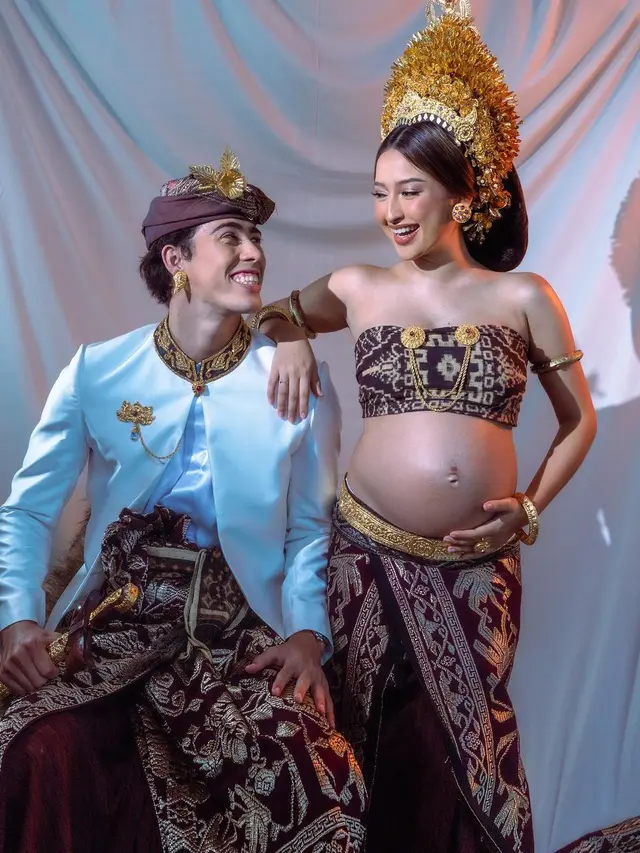 7 Maternity Shoot Jennifer Coppen Bareng Dali Wassink dengan Busana Adat Bali