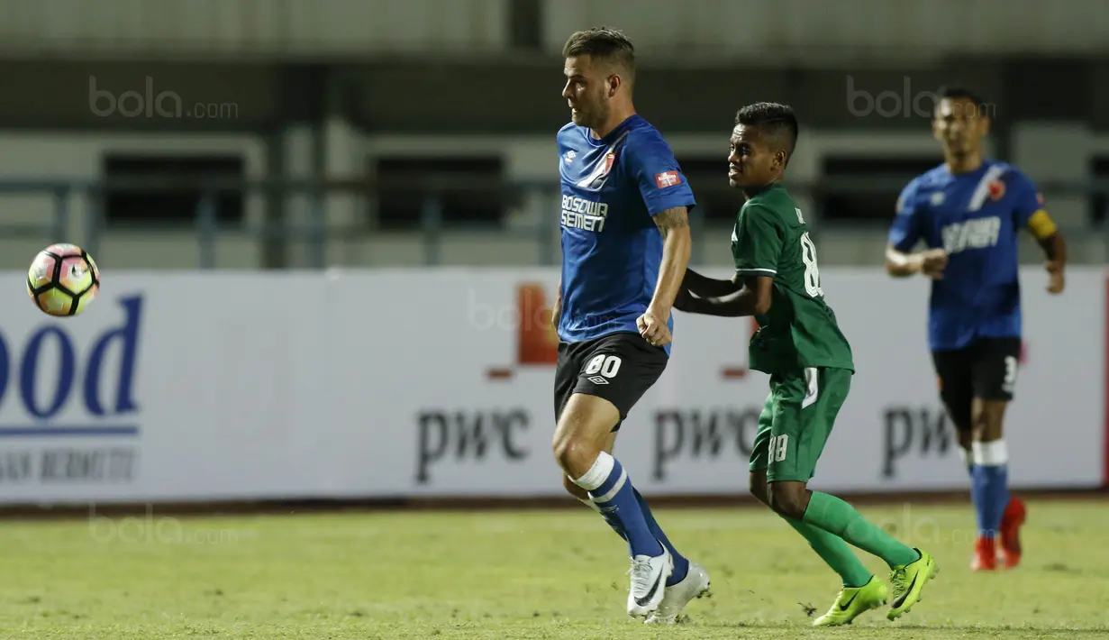 Gelandang PSMS Medan, M Alwi, berebut bola dengan striker PSM Makassar, Willem Jan Pluim, pada laga Piala Presiden di Stadion GBLA, Bandung, Selasa (16/1/2018). PSMS Medan menang 2-1 atas PSM Makassar. (Bola.com/M Iqbal Ichsan)