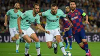 Striker Barcelona, Lionel Messi, berusaha melewati kepungan pemain Inter Milan pada laga Liga Champions di Stadion Camp Nou, Barcelona, Rabu (2/10). Barcelona menang 2-1 atas Inter. (AFP/Lluis Gene)