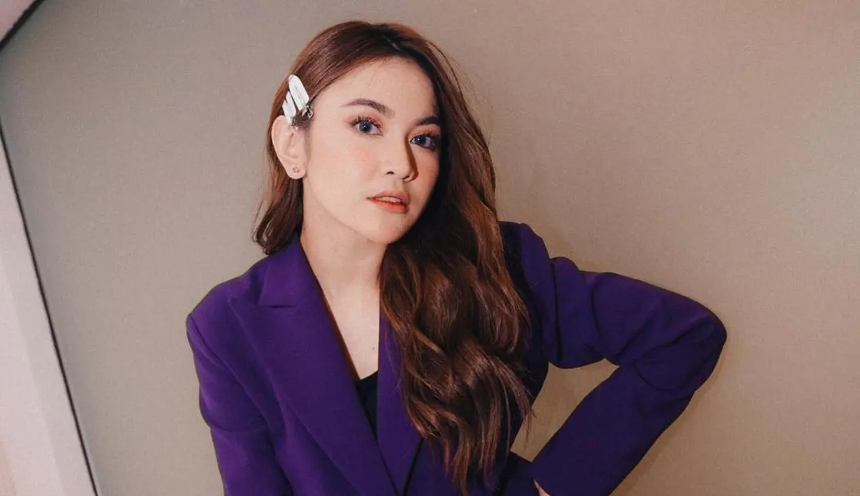 Mahalini dengan blazer [Instagram/mahaliniraharja]