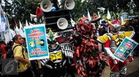 Aksi massa buruh berkostum cosplay super hero ketika unjuk rasa di depan Balai Kota, Jakarta, Kamis (29/9). Dalam aksinya, buruh menuntut kenaikan upah mininum Rp 650ribu dan penghapusan Tax Amnesty. (Liputan6.com/Faizal Fanani)