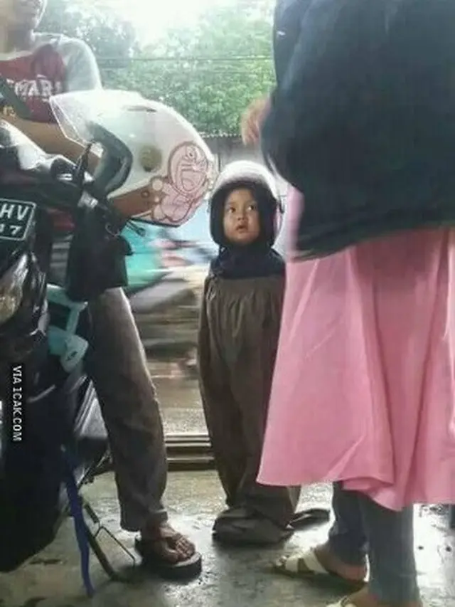 momen kocak pengendara saat kehujanan