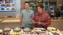Penduduk desa Li Yafen (kanan) melayani pelanggan di restorannya di Desa Shatangwan, Xiangshan, Kota Ningbo, Provinsi Zhejiang, China, 16 September 2020. Desa nelayan Shatangwan dalam beberapa tahun terakhir mengembangkan pariwisata ekologi yang memanfaatkan lingkungan sekitar. (Xinhua/Jiang Han)