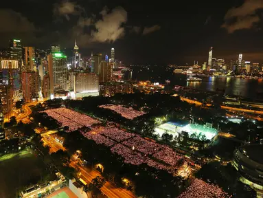 Puluhan ribu orang menghadiri upacara lilin di Victoria Park, Hong Kong (4/6/2014). (REUTERS/Paul Yeung) 