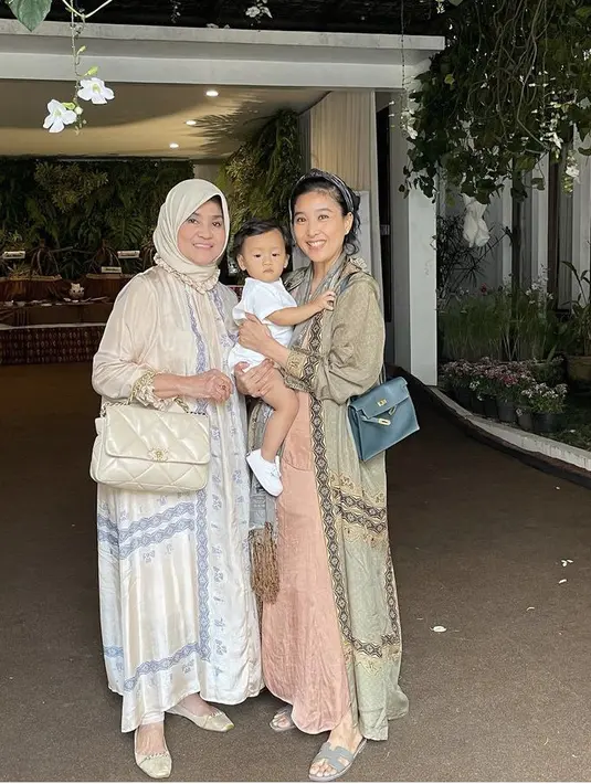 Lalu dengan si ibunda, Olivia tampil dengan maxi dress cokelat dipadukan outer panjang hijau bermotif. Credit Instagram (@oliviazallianty)