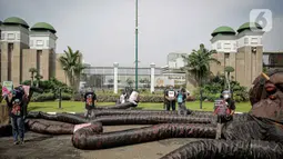 Aktivis Greenpeace menggelar aksi di depan Gedung DPR RI, Jakarta, Selasa (5/10/2021). Dalam aksinya, mereka membawa gurita raksasa sebagai simbol oligarki serta menyerukan kepada pemerintah agar serius mengatasi pandemi dan memberantas korupsi energi. (Liputan6.com/Faizal Fanani)