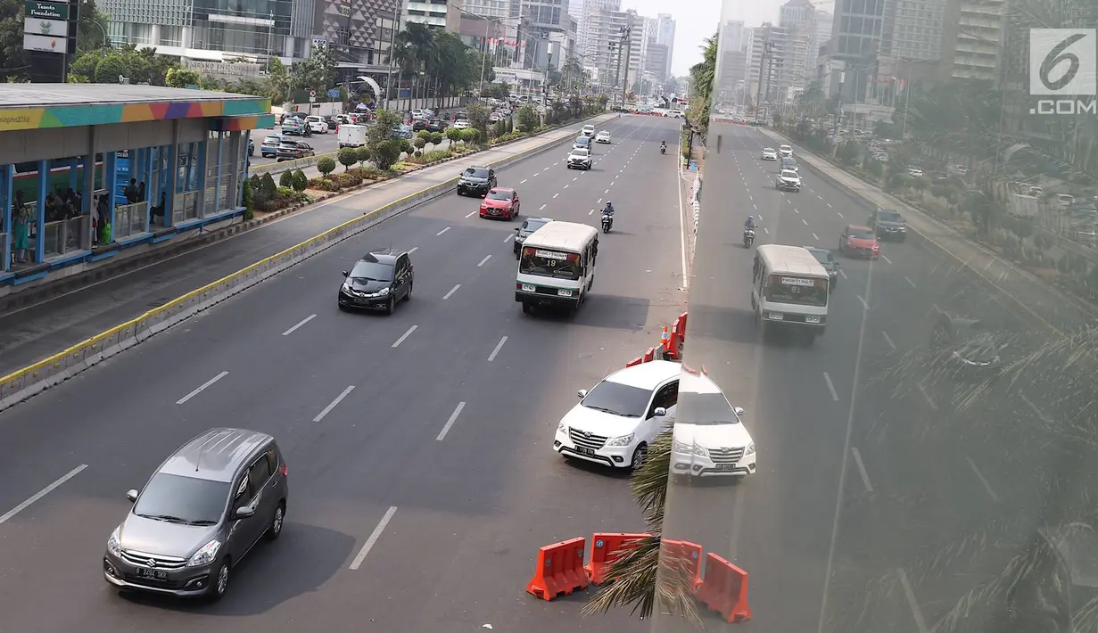 Kendaraan melintas di Jalan Jenderal Sudirman, Jakarta, Minggu (14/10). Sesuai Pergub DKI Jakarta, aturan ganjil genap diperpanjang dari 15 Oktober hingga 31 Desember 2018. (Liputan6.com/Immanuel Antonius)