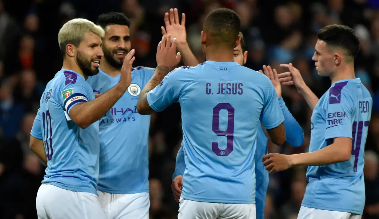 Penyerang Manchester City, Sergio Aguero  berselebrasi dnegan rekan setimnya setelah mencetak gol ke gawang Southampton pada babak ketiga  Carabao Cup 2019/2020 di Stadion Etihad, Selasa (29/10/2019). Manchester City melaju mulus ke perempat final setelah menang 3-1 atas Southampton. (AP/Rui Vieira)