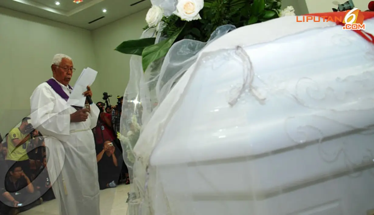 Tampak seorang pastur memimpin doa (Liputan6.com/ Faisal R Syam).