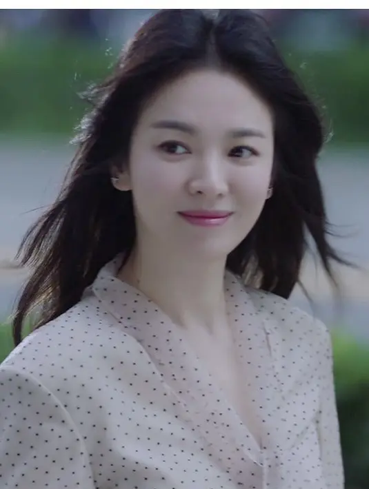 One set dengan blouse dengan detail pita denhan skrit dengan motif yang sama. Dok Micha.