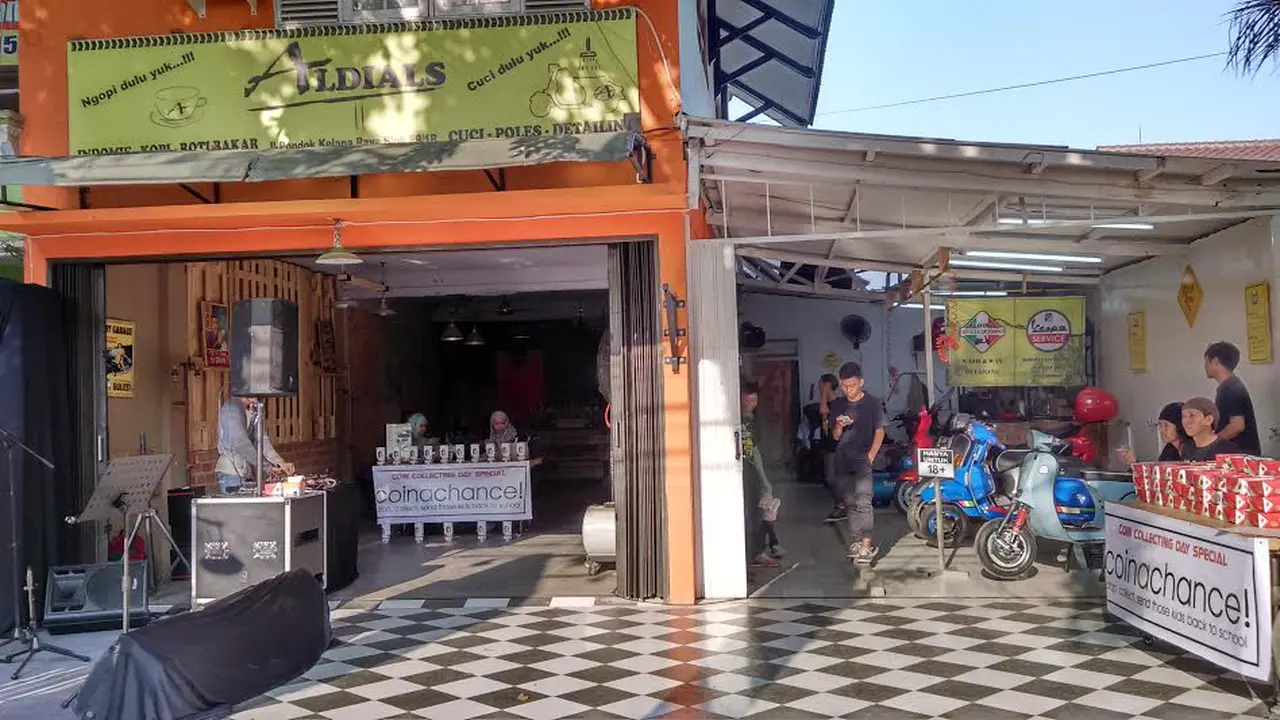 Warung Ini Jadi Tempat Nongkrong dan Permak Vespa