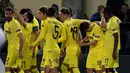 Pemain Villarreal merayakan gol yang dicetak Denis Suarez ke gawang Napoli pada laga leg pertama 32 besar Liga Europa di Stadion Camp El Madrigal, Jumat (19/2/2016) dini hari WIB. (AFP/Jose Jordan)