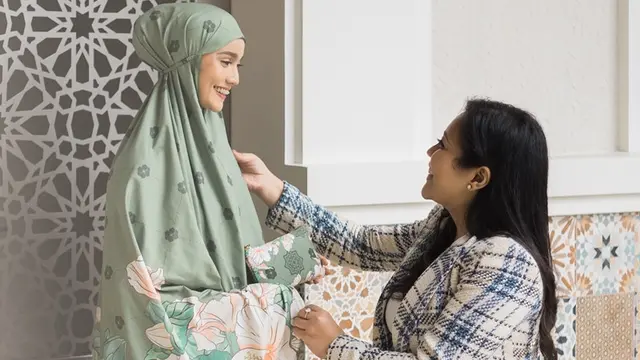 Koleksi Mukena Terbaru Saskara Tampilkan Motif Kembang Sepatu yang Punya Pesan Tersembunyi