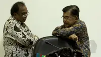 Wapres Jusuf Kalla (kanan) berbincang dengan Menko Bidang Kemaritiman Indroyono Soesilo saat menghadiri rapat terbatas di Komplek Istana Kepresidenan, Jakarta, Kamis (12/3/2015).(Liputan6.com/Faizal Fanani)