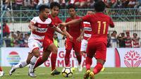 Aksi pemain Madura United, Andik Vermansah, saat beruji coba melawan Timnas Indonesia U-22 di Stadion Gelora Bangkalan, Selasa (12/2/2019). (Bola.com/Aditya Wany)
