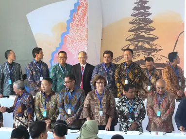 Sejumlah investror menandatangani kerja sama dengan 14 BUMN saat Indonesia Investment Forum 2018 di Nusa Dua, Bali, Kamis (11/10). Kerja sama juga mengumumkan terobosan dan inovasi untuk pembiayaan infrastruktur. (Liputan6.com/Angga Yuniar)