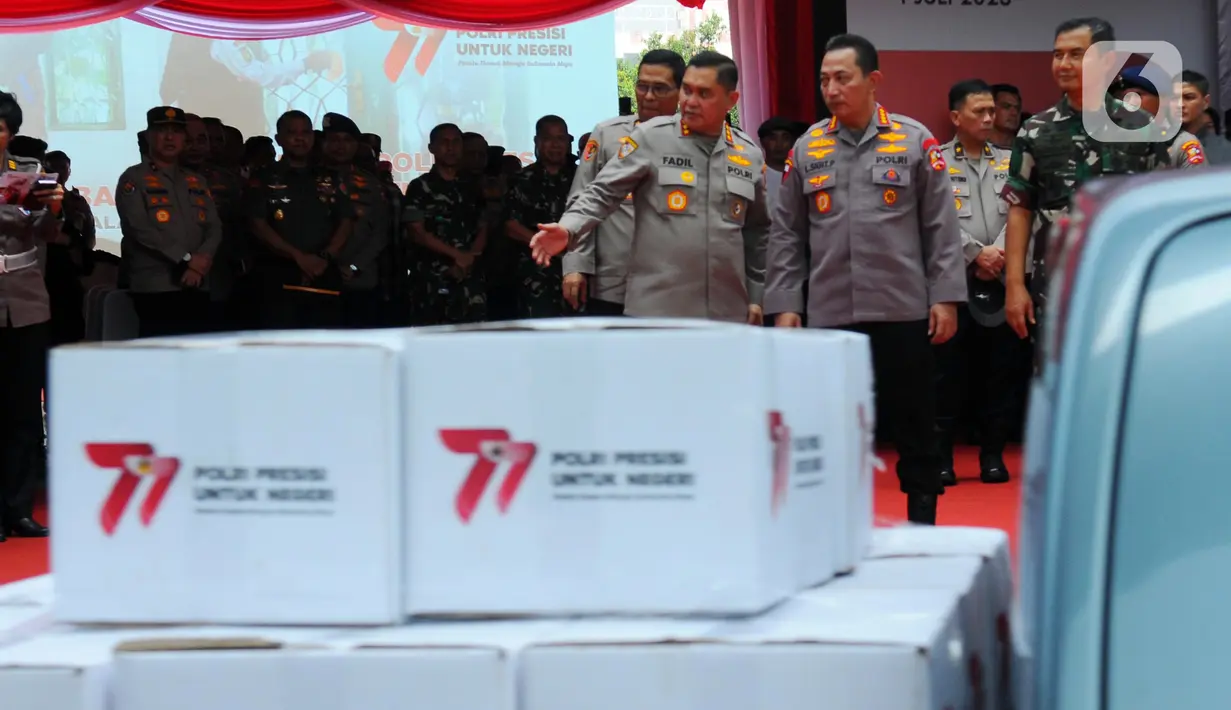 <p>Pemberian bantuan itu dilangsungkan serentak di tiap-tiap polda. Kegiatan pelepasan bantuan dilakukan diikuti oleh 34 Polda. (merdeka.com/Imam Buhori)</p>
