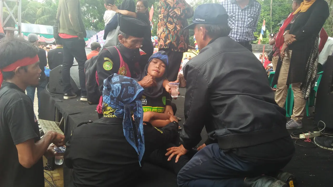 Kengerian Kemenpora Lihat Atraksi Debus