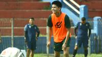 Eks gelandang serang Sulut United menjalani trial di Persik Kediri. (Bola.com/Gatot Susetyo)