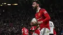 Selebrasi gelandang Manchester United, Bruno Fernandes setelah menjebol gawang Fulham lewat titik penalti pada laga perempatfinal Piala FA 2022/2023 di Old Trafford Stadium, Manchester (19/3/2023). Bruno Fernandes menjadi pemain terakhir MU yang mengenakan jersey bernomor punggung 8 sejak awal musim 2022/2023, mewarisinya dari juan Mata. Sebelumya Bruno Fernandes mengenakan nomor punggung 18 sejak didatangakn dari Sporting Lisbon pada tengah musim 2019/2020. (AFP/Paul Ellis)